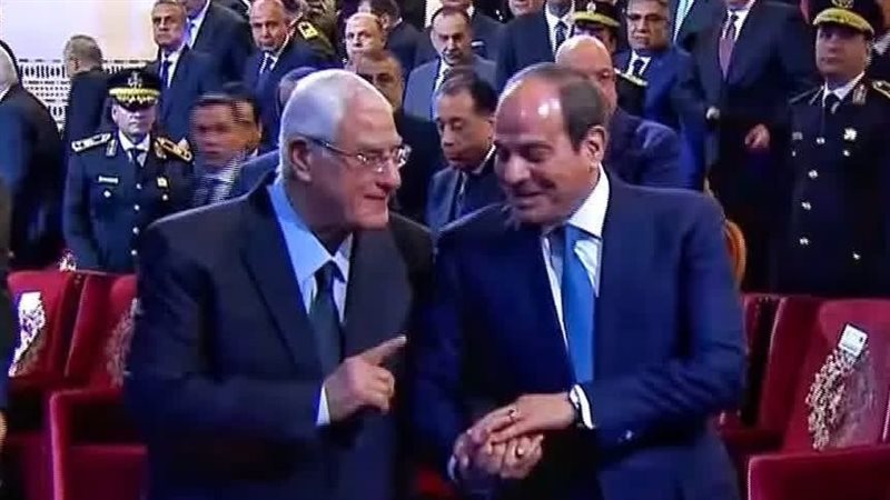 الرئيس السيسي ممسكًا