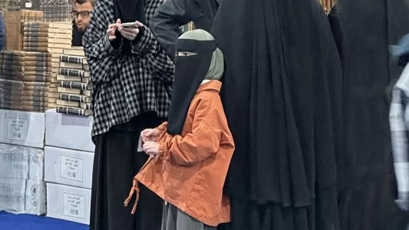 ظهور طفلة منقبة في