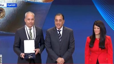 رئيس مجلس الوزراء يكرم الفائزين بجائزة مصر للتميز الحكومي