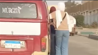 عرضا حياتهما للخطر.. الأجهزة الأمنية تفحص فيديو لفتاتين يلعبان بـ الإسكيت 