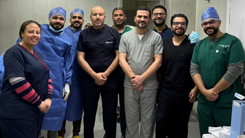 جانب من الفريق الطبي