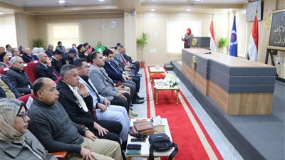 محافظ السويس يعقد اللقاء الأسبوعي مع القيادات التنفيذية ويكرم مدير التعليم