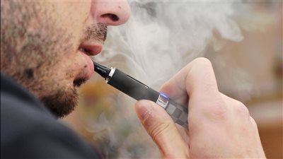«الڤيب والسجائر التقليدية» أيهما أخطر؟.. استشاري الصدر يجيب