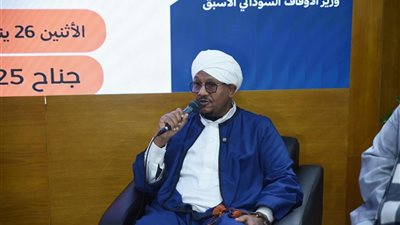 وزير الأوقاف السوداني الأسبق محاضرًا بجناح المجلس الأعلى للشئون الإسلامية