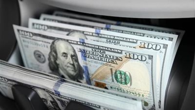 الدولار ينخفض إلى أدنى مستوياته في أربعة أشهر.. تفاصيل