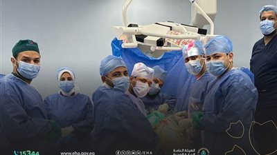 مريضة تقف على قدميها عقب تغيير مفصل ركبة كامل بمجمع السويس الطبي