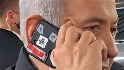 تحسبًا لاختراقه.. نتنياهو يغلق كاميرا هاتفه بشريط لاصق| صور
