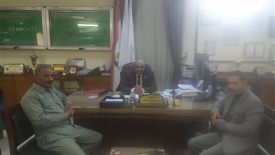 محافظ قنا.. حظر وقوف جرارات القصب بالطرق الرئيسية في نقادة|صور