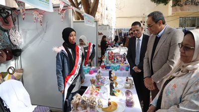 بإجمالي 31 عارضًا وعارضة.. محافظ قنا يفتتح معرض الأسر المنتجة للحرف التراثية 