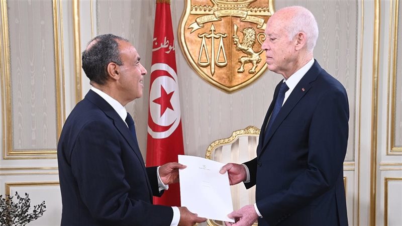 وزير الخارجية يسلّم