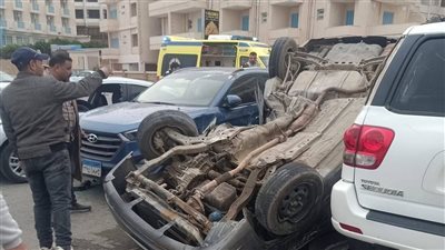 بعد تضرر عدة سيارات.. ضبط الشاب المتسبب في انقلاب سيارة بمطروح 