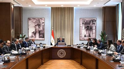 رئيس الوزراء يعقد اجتماعاً لبحث فرص توطين صناعة السيارات | صور