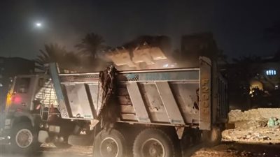محافظة الجيزة ترفع 500 طن مخلفات من شارع الشباب بحي الهرم