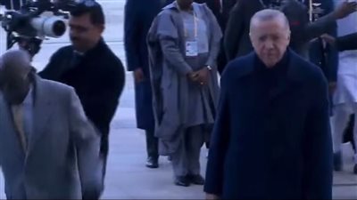 تعرض رئيس نيجيريا للسقوط بعد مراسم استقباله في لتركيا | فيديو