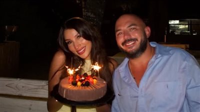 أصغر منه بـ 15 سنة .. محمود العسيلي يحتفل بعيد ميلاد زوجته نوف قمصاني |صور