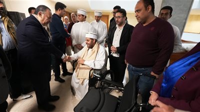 محافظ أسيوط يمنح كرسيا كهربائيا لمواطن من ذوي الإعاقة لتغيير حياته اليومية