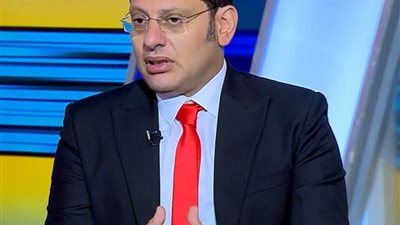 خبير اقتصادي: 56 جنيهًا للدولار “سعر مضاربي” ولا يعكس الواقع|خاص