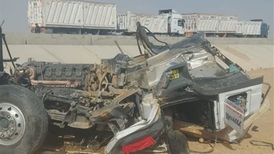 مصرع شخص وإصابة آخر في حادث انقلاب سياره نقل بطريق السويس ـ القاهرة