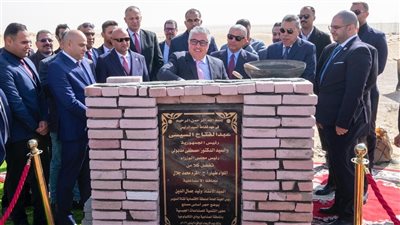 رئيس اقتصادية قناة السويس ومحافظ الإسماعيلية يضعان حجر أساس مصنع إندستري هاوس