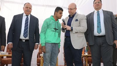 بعد تلاوته للقران وصورة مع محافظ بنى سويف .. نائب يتكفل بعمرة لشاب من ذو الهمم
