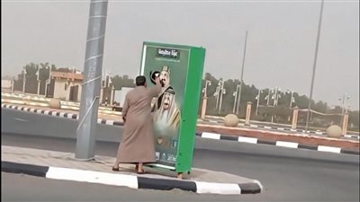 لقطة عفوية ليمني يمسح الغبار عن صورة الملك سلمان ويخطف قلوب الملايين بالسعودية