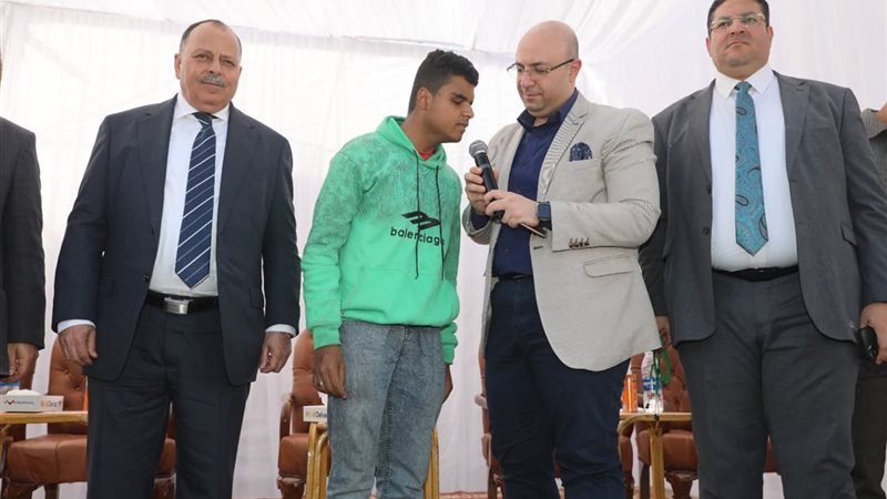 محافظ بنى سويف والشاب