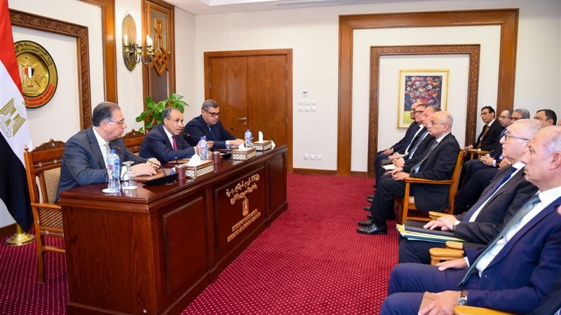 عبد العاطي يجتمع
