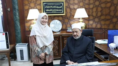 شيخ الأزهر يمنح الطالبة الإندونيسية «ييلي» فرصة استكمال دراسة الماجستير