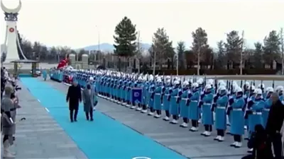 تعثر الرئيس النيجيري وسقوطه أرضا خلال استقبال أردوغان له في تركيا| فيديو