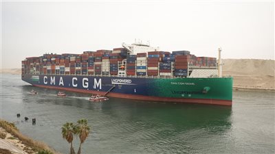 قناة السويس تشهد عبور سفينة الحاويات العملاقة CMA CGM SEINE ضمن قافلة الشمال 