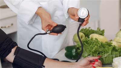 أسوأ الأطعمة والمشروبات التي ترفع ضغط الدم بشكل خطير 	