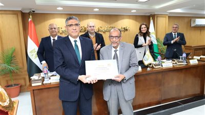 محافظ الجيزة يكرم رئيس جهاز التفتيش والمتابعة الميدانية لبلوغه السن القانونية