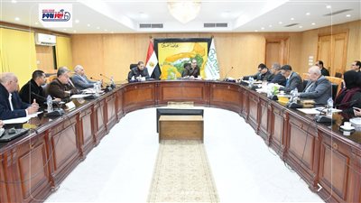 محافظ الفيوم يناقش مشكلات 