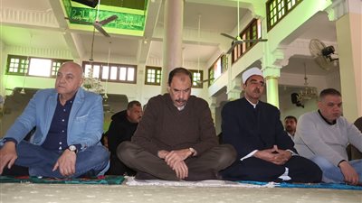 محافظ سوهاج يؤدي صلاة الجمعة بمسجد الشرطة ويلتقي المواطنين عقب الصلاة