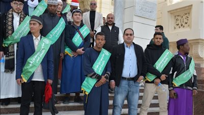 ممثلون لـ 30 دولة.. متسابقو بورسعيد الدولية يؤدون صلاة الجمعة بمسجد السلام 