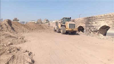 النائب طاهر الخولي يتابع إزالة القمامة والمخلفات المتراكمة في سور مجرى العيون