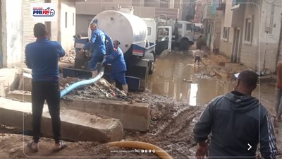 رئيس مياه الفيوم يترأس فرق عمل لحل مشكلة انسداد مصرف غيط العلوى بسنورس 