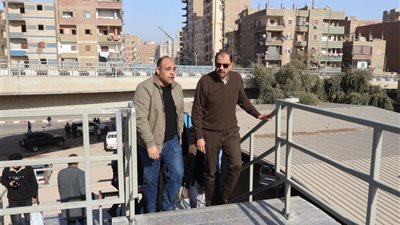 محافظ سوهاج يتفقد كوبري المشاة أعلى مزلقان السكة الحديد بمنطقة الثلاث كباري 