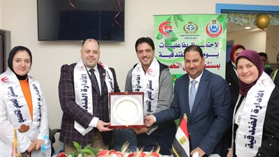 مستشفى العجمي يوزع هدايا على المرضى ويكرم المدير ووكيل نقابة الصحفيين