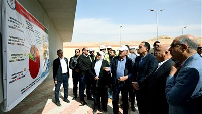 رئيس الوزراء يتفقد محطة معالجة الصرف الصحي الثلاثية 