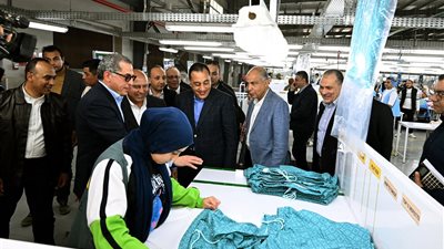 رئيس الوزراء يتفقد مصنع 