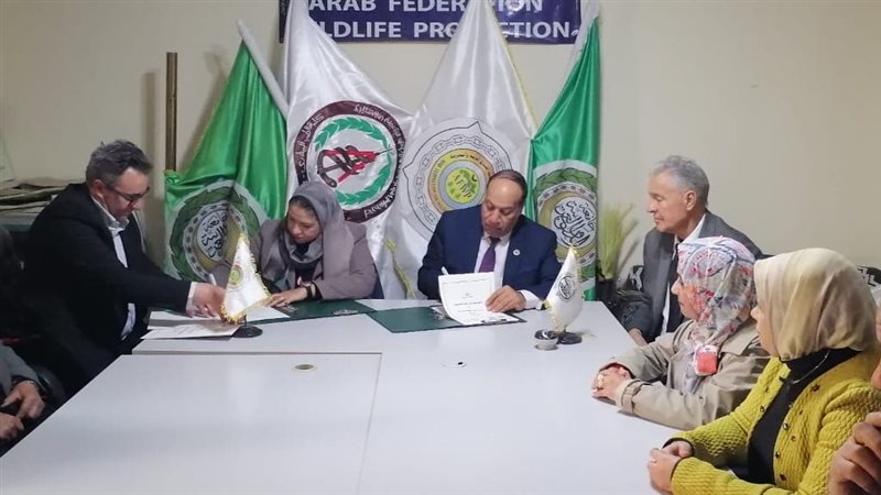 جانب من التوقيع 