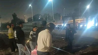 دماء على القضبان.. وفاة شاب وإصابة آخر صدمهما قطار بأسيوط