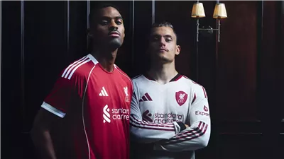 لاعبو ليفربول يتألقون بتصميمات تومي هيلفيجر لمواجهة نيوكاسل