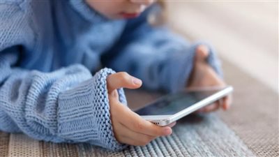 شرائح أبوية وحظر استخدام الهواتف.. مقترحات لحماية الأطفال من مخاطر السوشيال