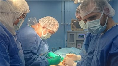 تدخل جراحي عاجل ينقذ مريضًا من إصابة كادت تصل إلى القلب بدكرنس العام 