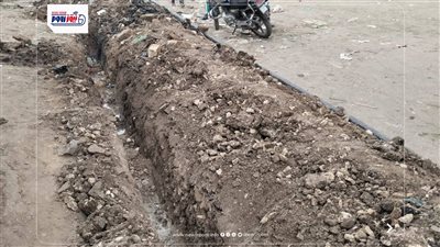 كابل كهرباء 11 ألف فولت فوق ماسورة مياه يهدد حياة الأهالي بالروضة في الفيوم 