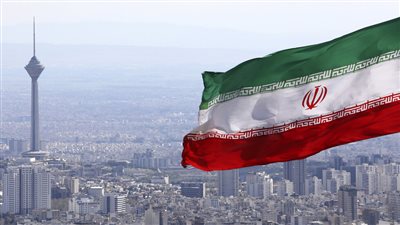 إعلام إيراني: اندلاع حريق ضخم بمركز تجاري في طهران