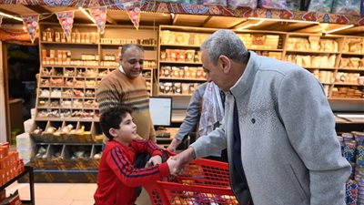محافظ الغربية يشن حملة مفاجئة على السلاسل التجارية لمتابعة الأسعار