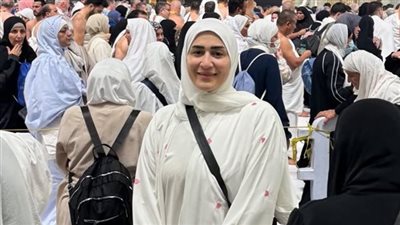من أمام الكعبة.. دنيا صلاح عبدالله تؤدي مناسك العمرة 